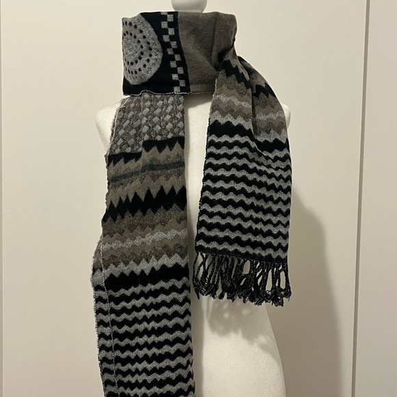 COZY SCARF - GREAT CONDITION - EVERYDAY USE OR GIFT - Picture 2 of 3